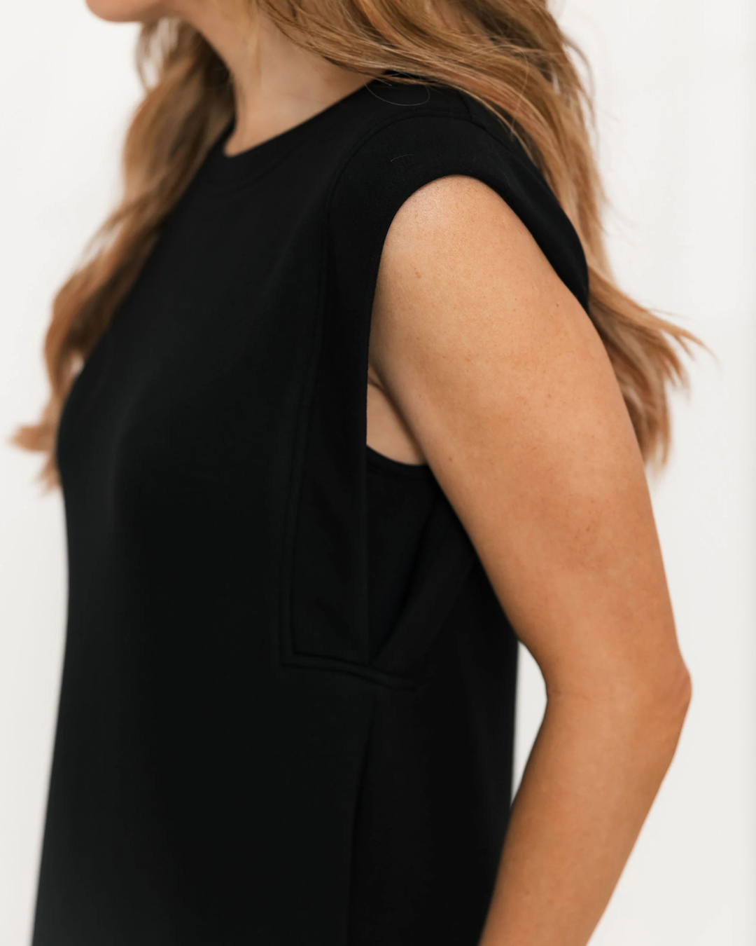 Vestido comprido e solto com bolsos laterais