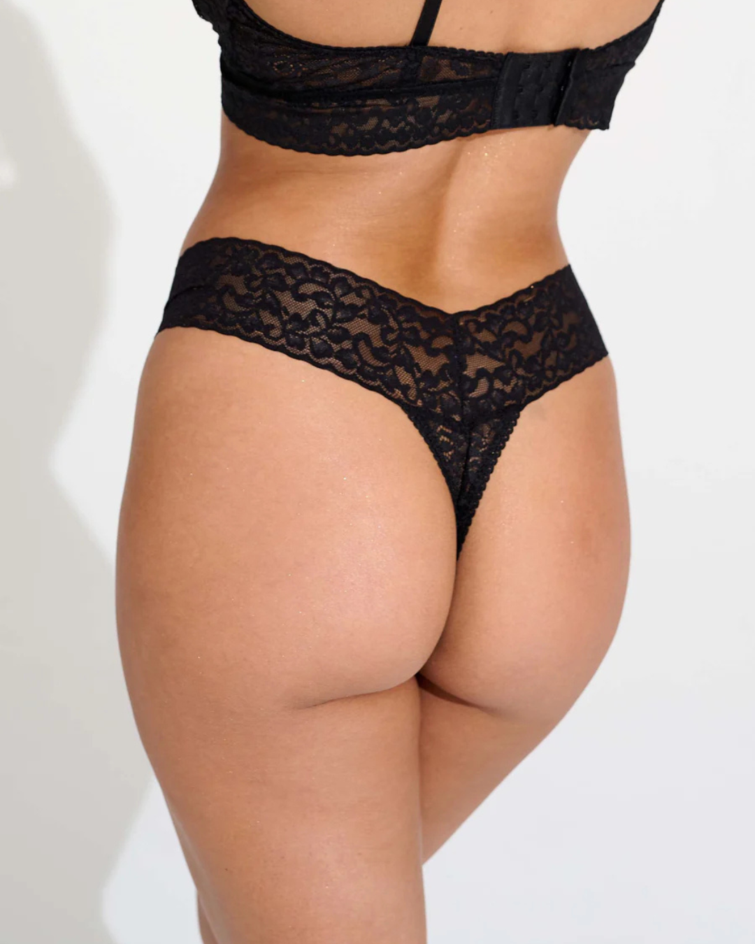 Conjunto de Lingerie em Renda Preta com Bralette e Tanga de Corte Sensual