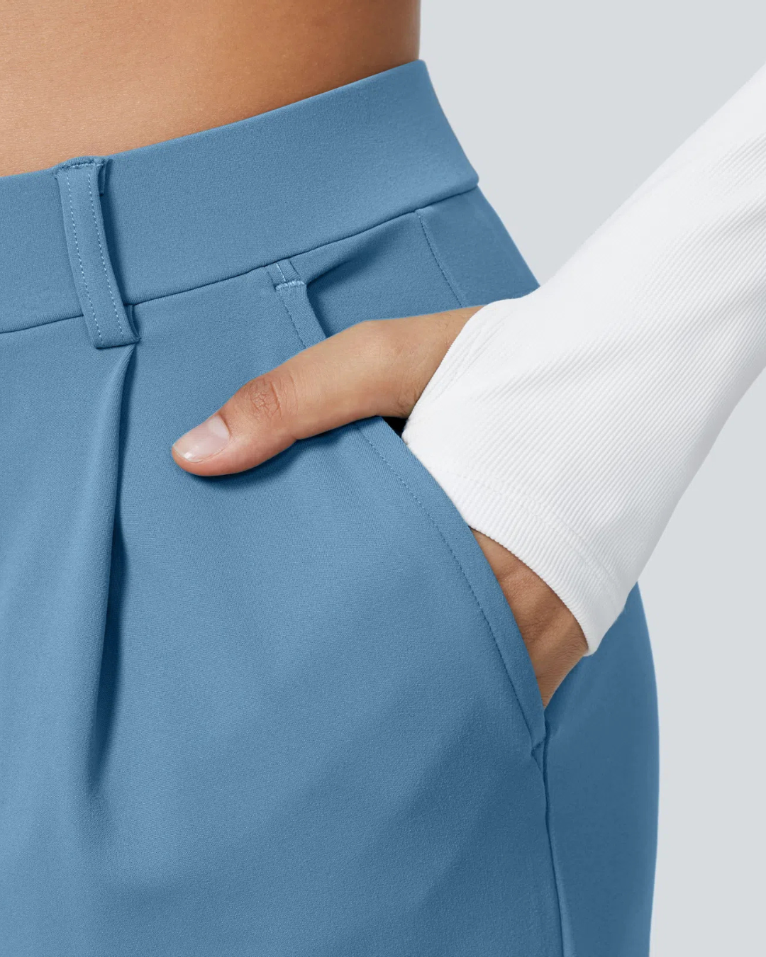 Calças largas em tecido elástico com um corte confortável e um estilo versátil