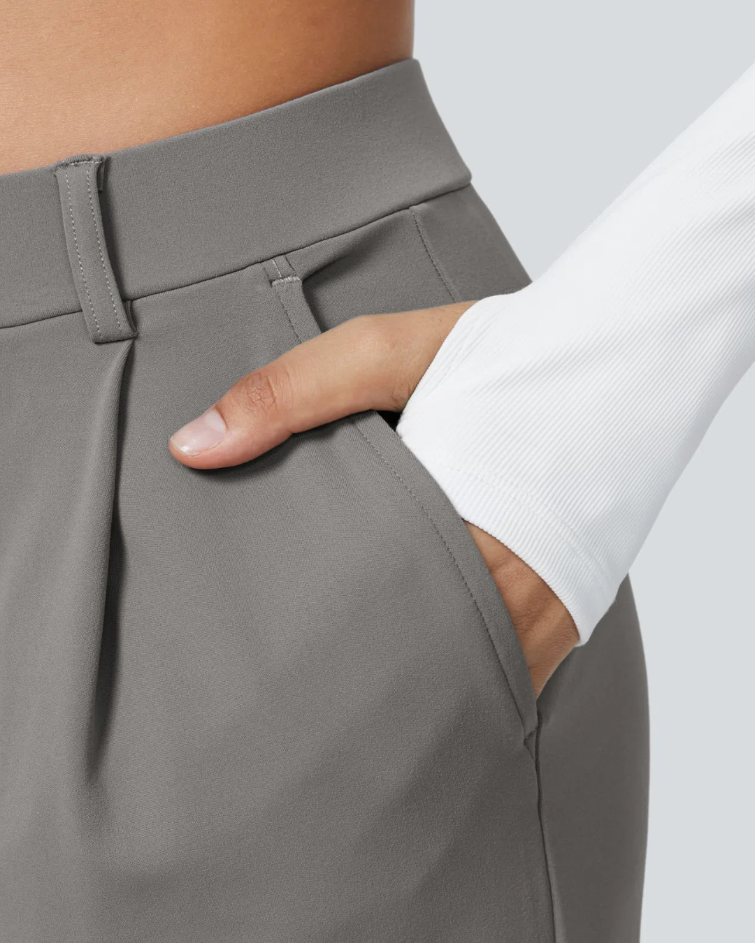 Calças largas em tecido elástico com um corte confortável e um estilo versátil