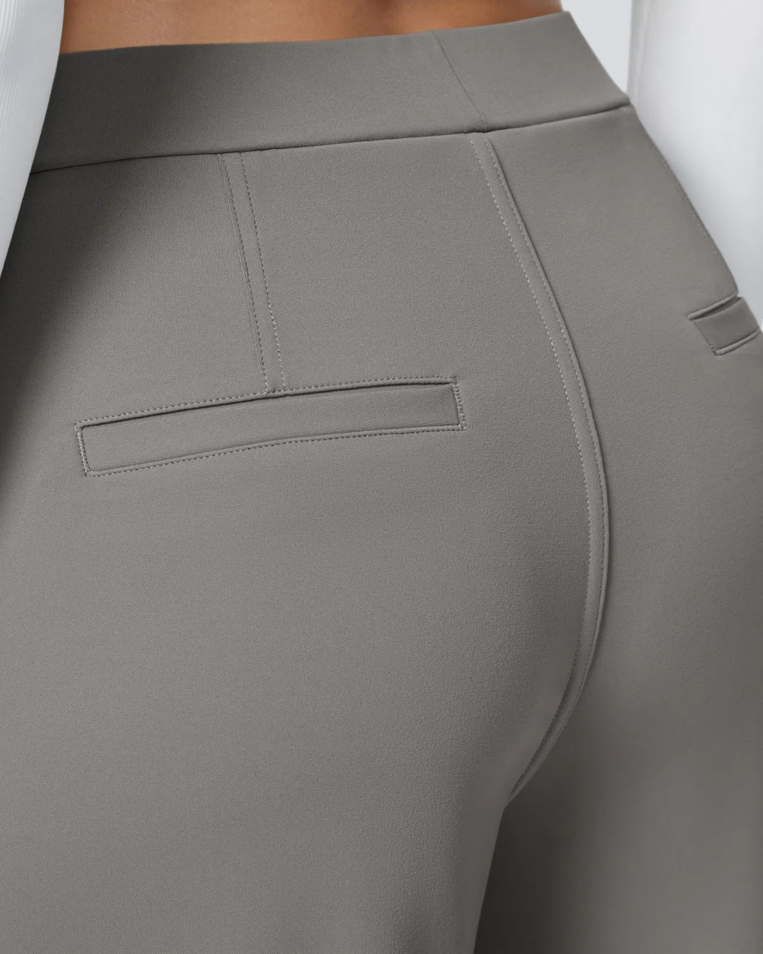 Calças largas em tecido elástico com um corte confortável e um estilo versátil