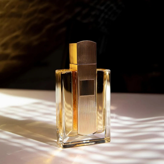 Perfume com Aroma Oriental e Frasco Dourado de Luxo para Mulher