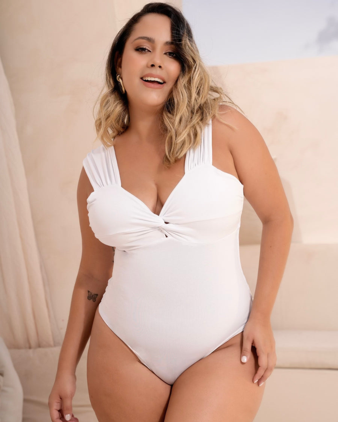 Body Feminino de Tanga Adelgaçante com Pregas e Decote em V