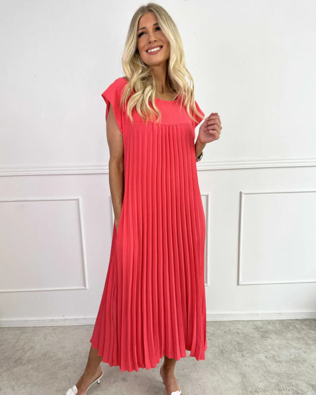 Vestido comprido plissado com mangas franzidas