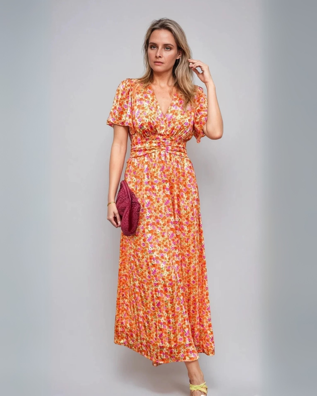 Vestido Comprido Floral com Decote em V e Cintura Franzida