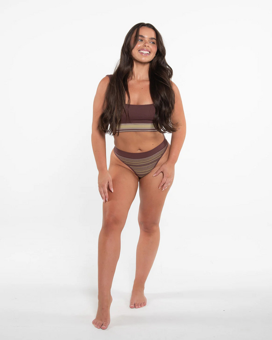 Conjunto de Soutien e Calcinhas às Riscas com um Design Confortável e Desportivo