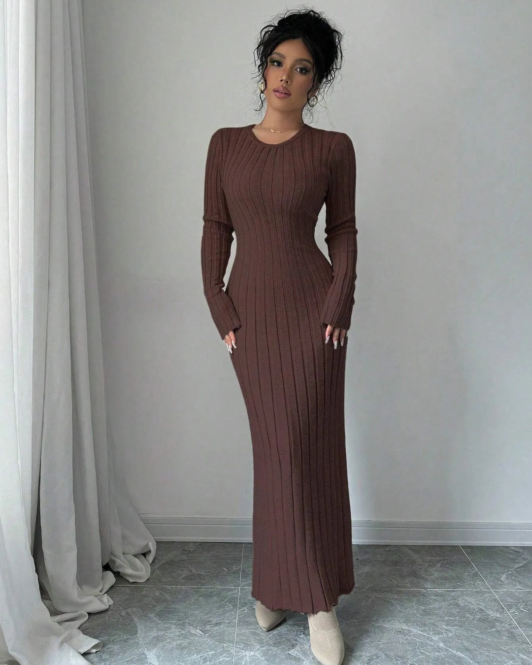 Vestido longo de malha com gola redonda e manga comprida para mulher