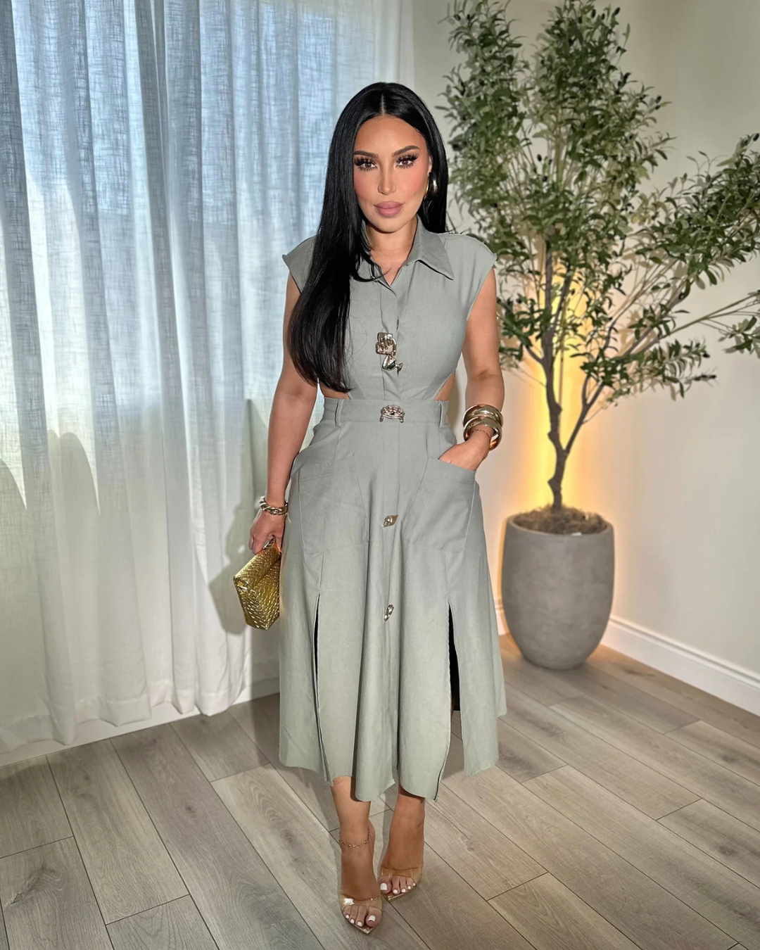 Vestido elegante sem mangas com botões decorativos