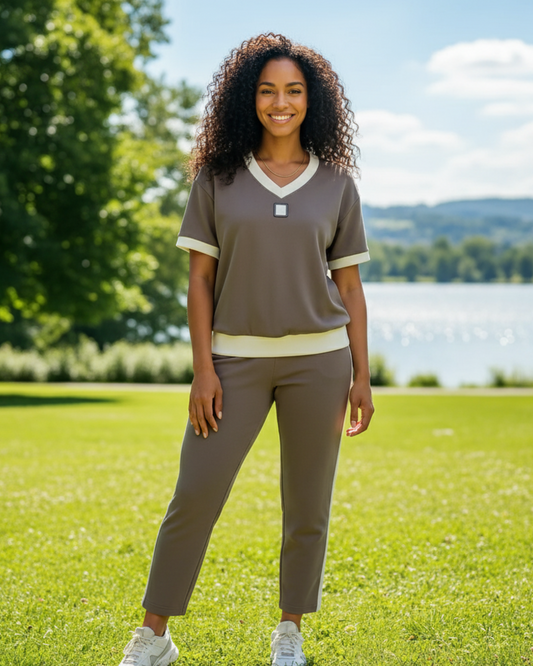 Conjunto elegante de top e calças com decote em V