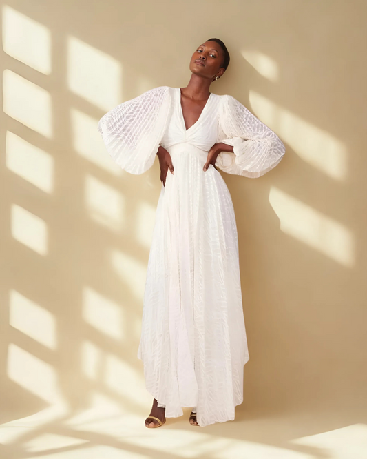 Vestido comprido com decote profundo e mangas compridas