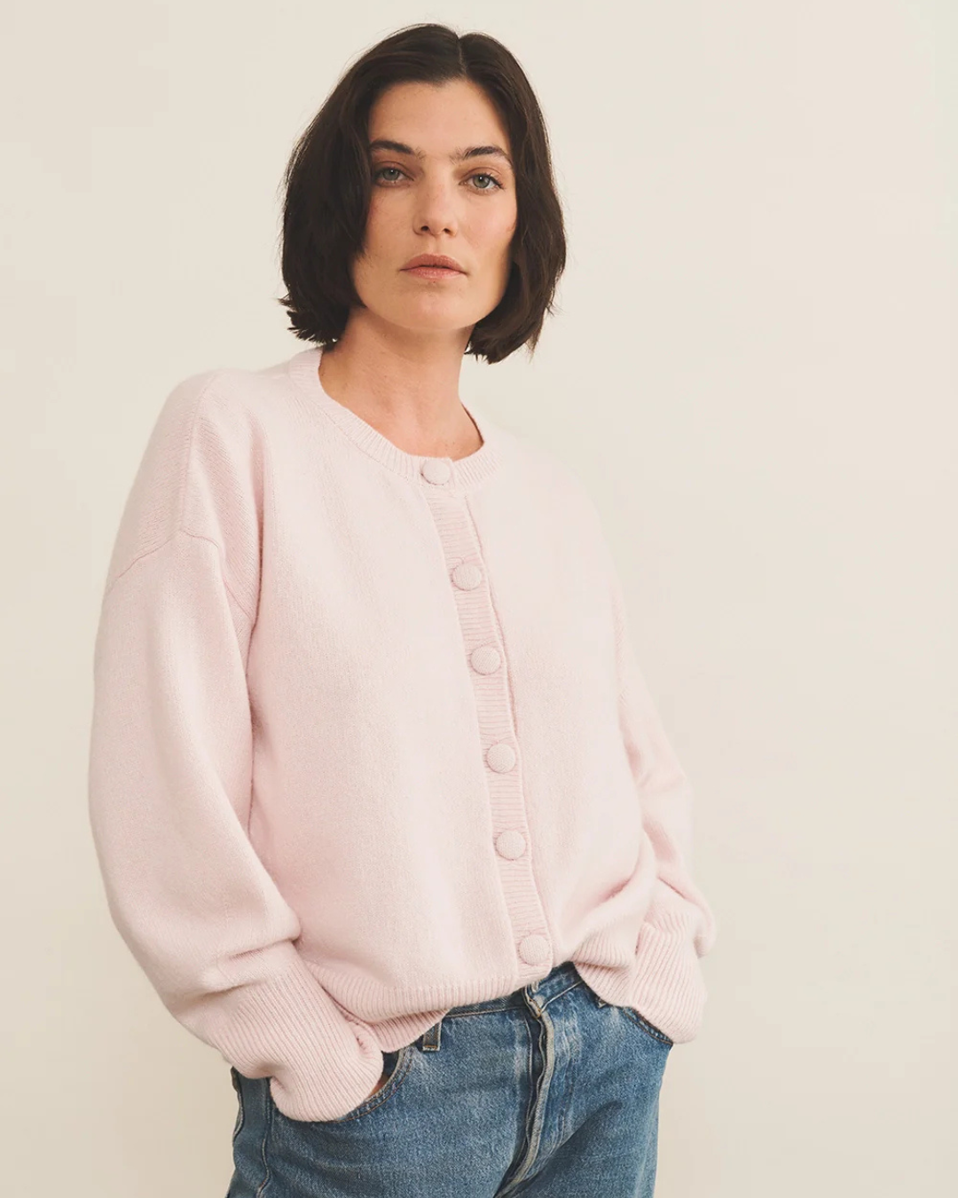 Casaco de malha com fecho de botões e corte clássico para mulher