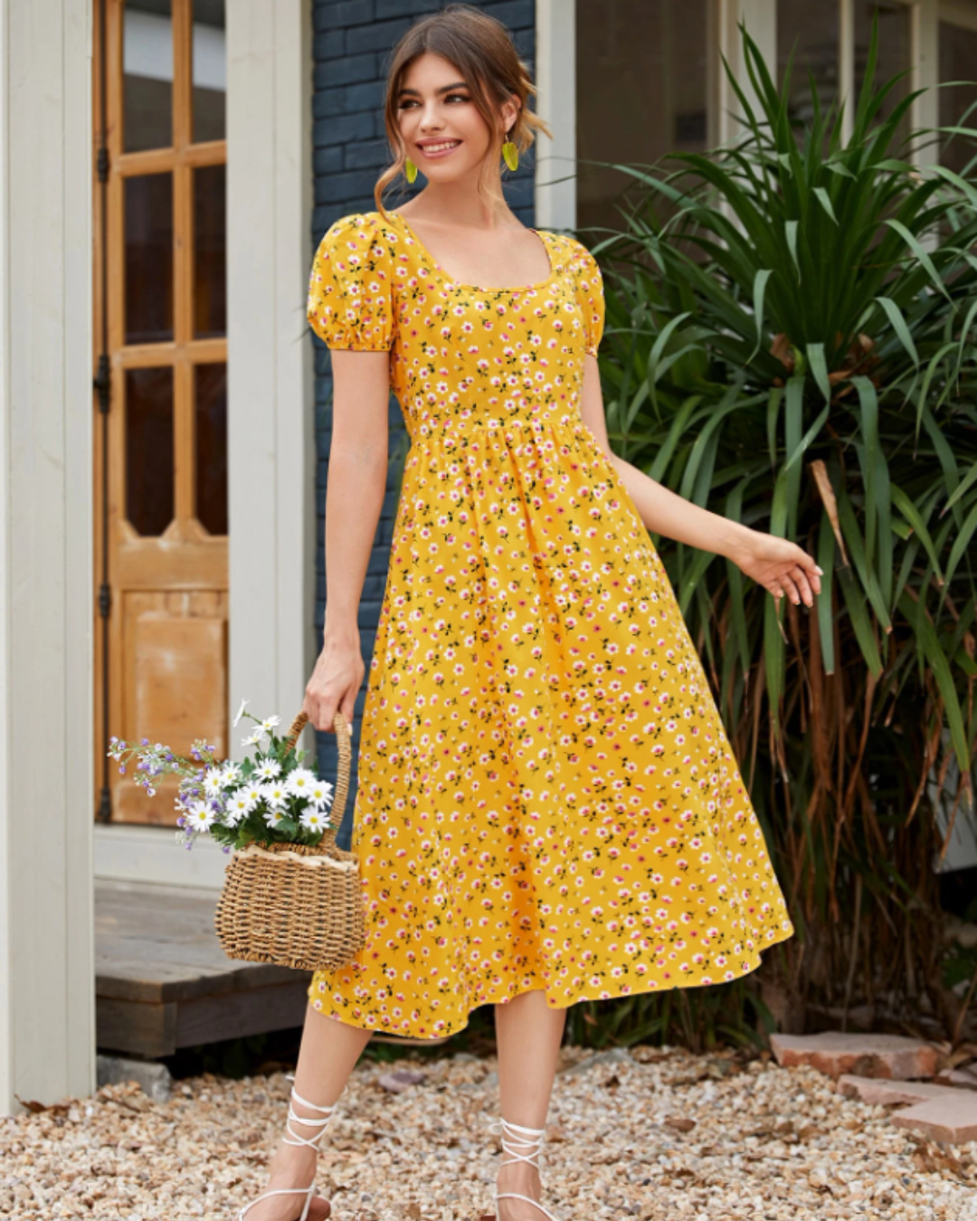 Vestido estampado com decote quadrado e corte império