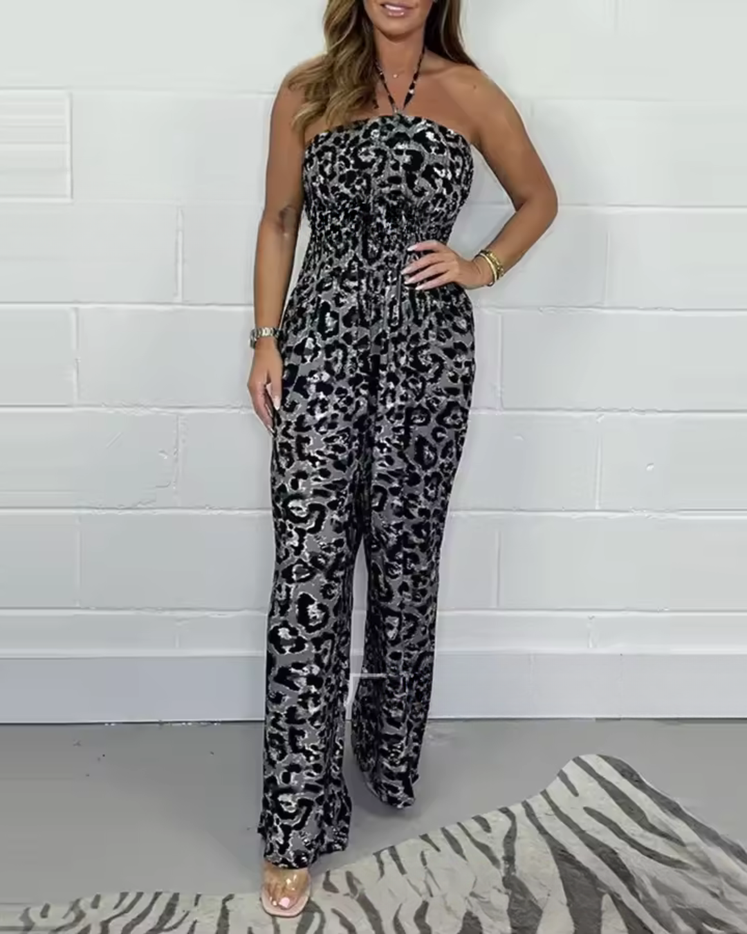 Macacão estampado sem alças com decote haltere e pernas largas