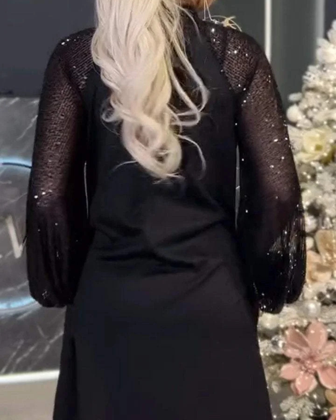 Vestido Feminino com Gola Atada e Lantejoulas