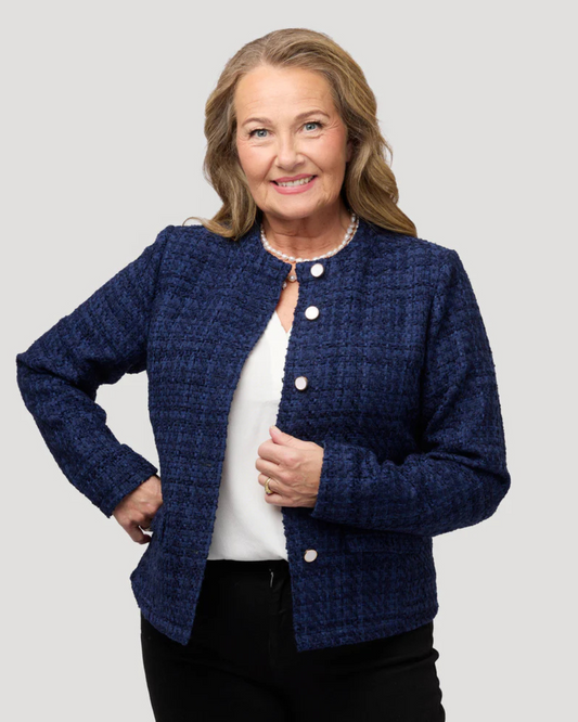 Casaco de gola redonda em tecido bouclé com botões finos