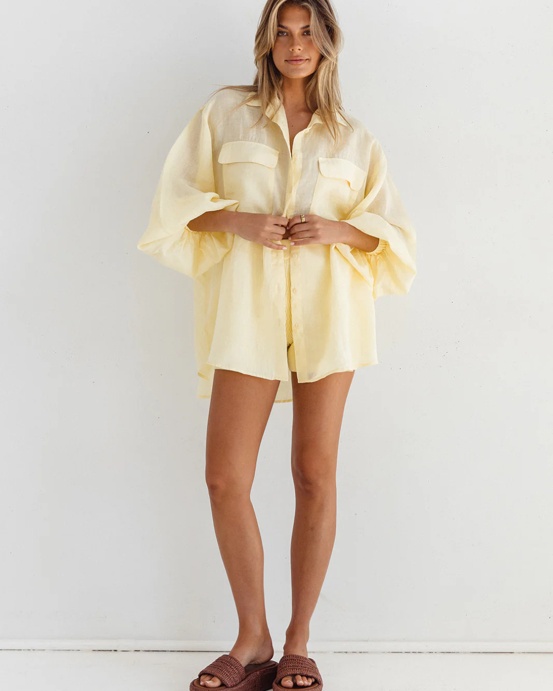 Camisa de Linho de Tamanho Grande para Mulher com Design Casual e Mangas Bufantes