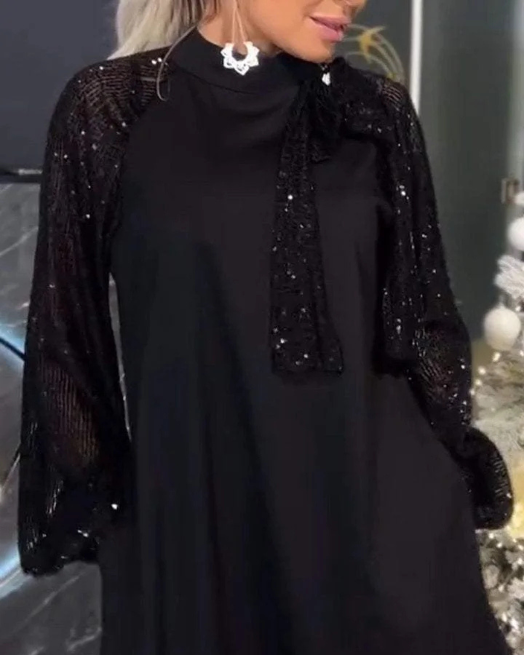 Vestido Feminino com Gola Atada e Lantejoulas