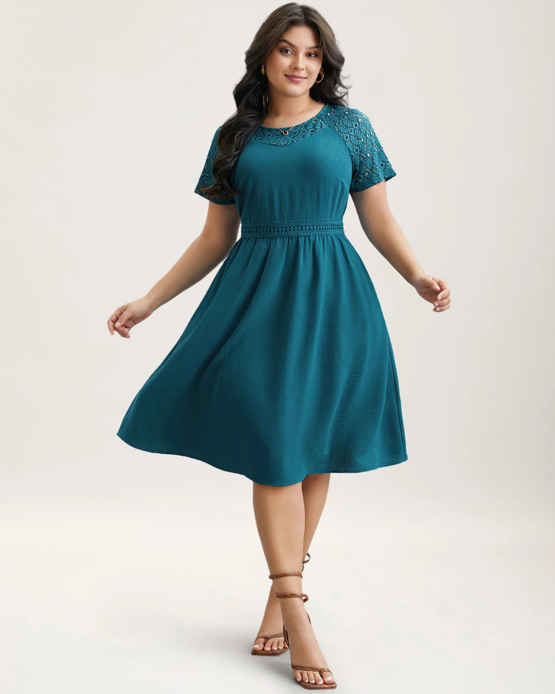 Vestido midi com bolsos e mangas curtas com fendas de renda