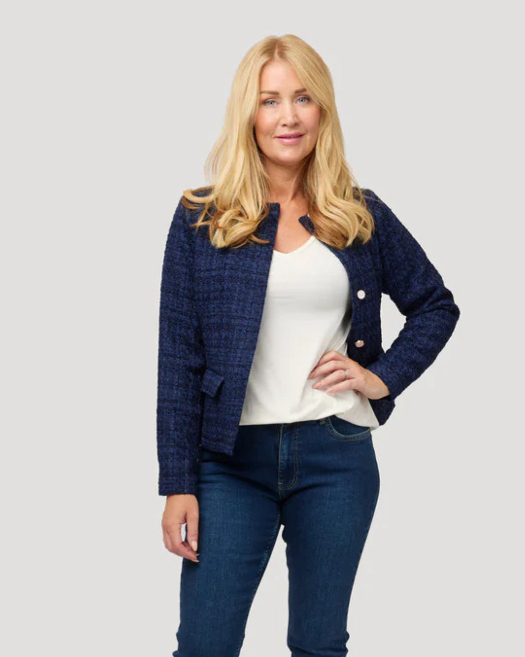 Casaco de gola redonda em tecido bouclé com botões finos