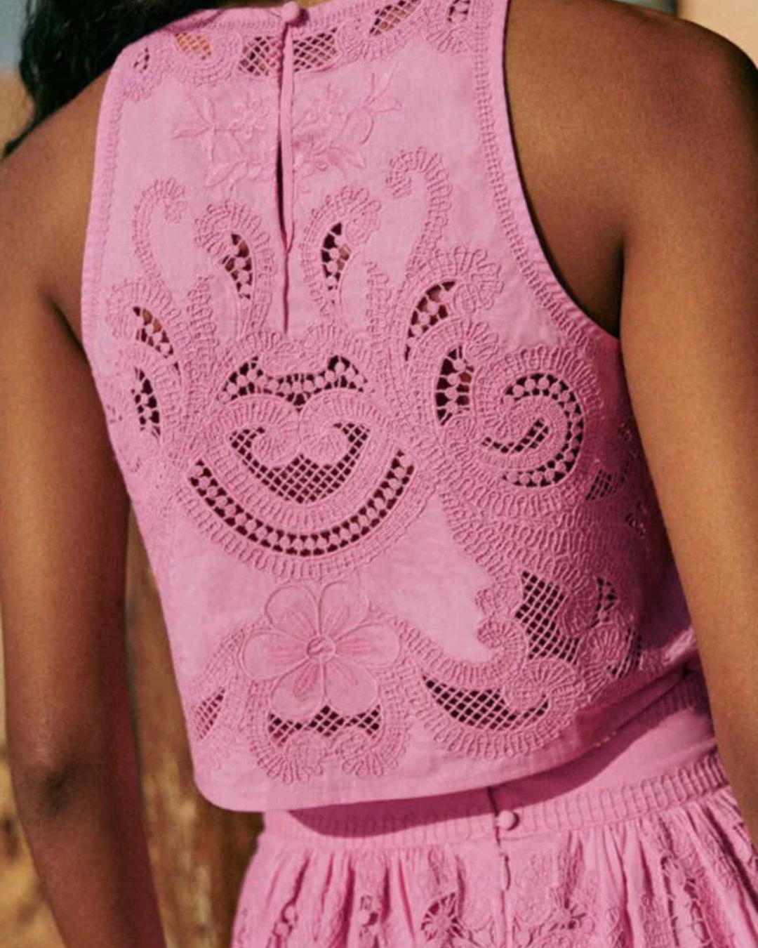 Conjunto de duas peças para mulher com top solto sem mangas e saia comprida