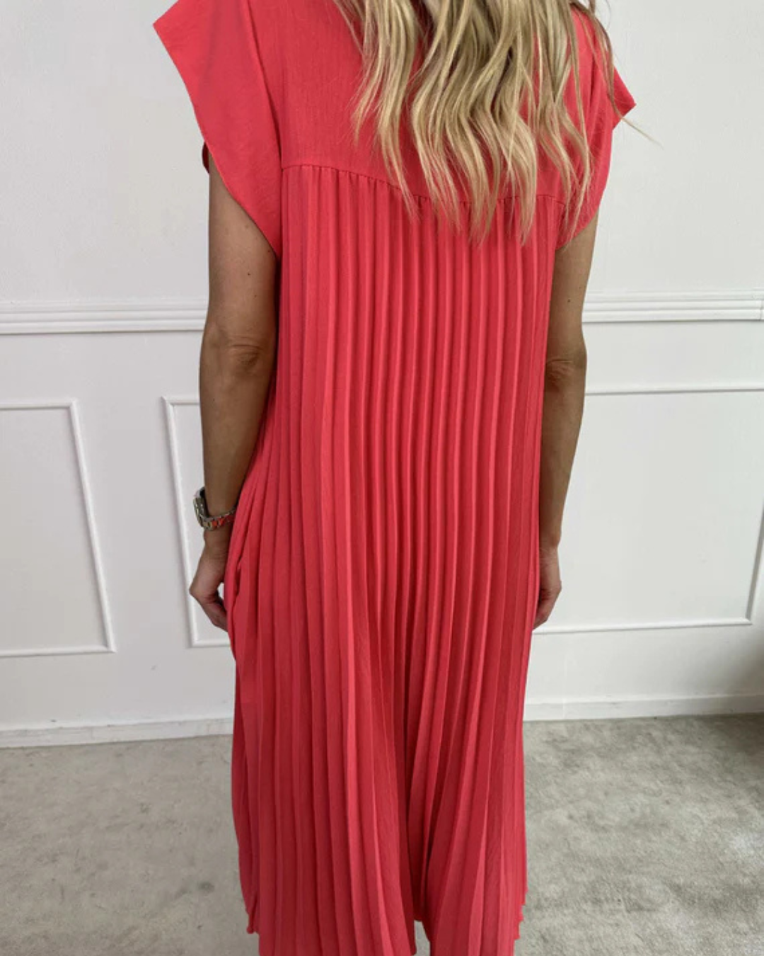 Vestido comprido plissado com mangas franzidas