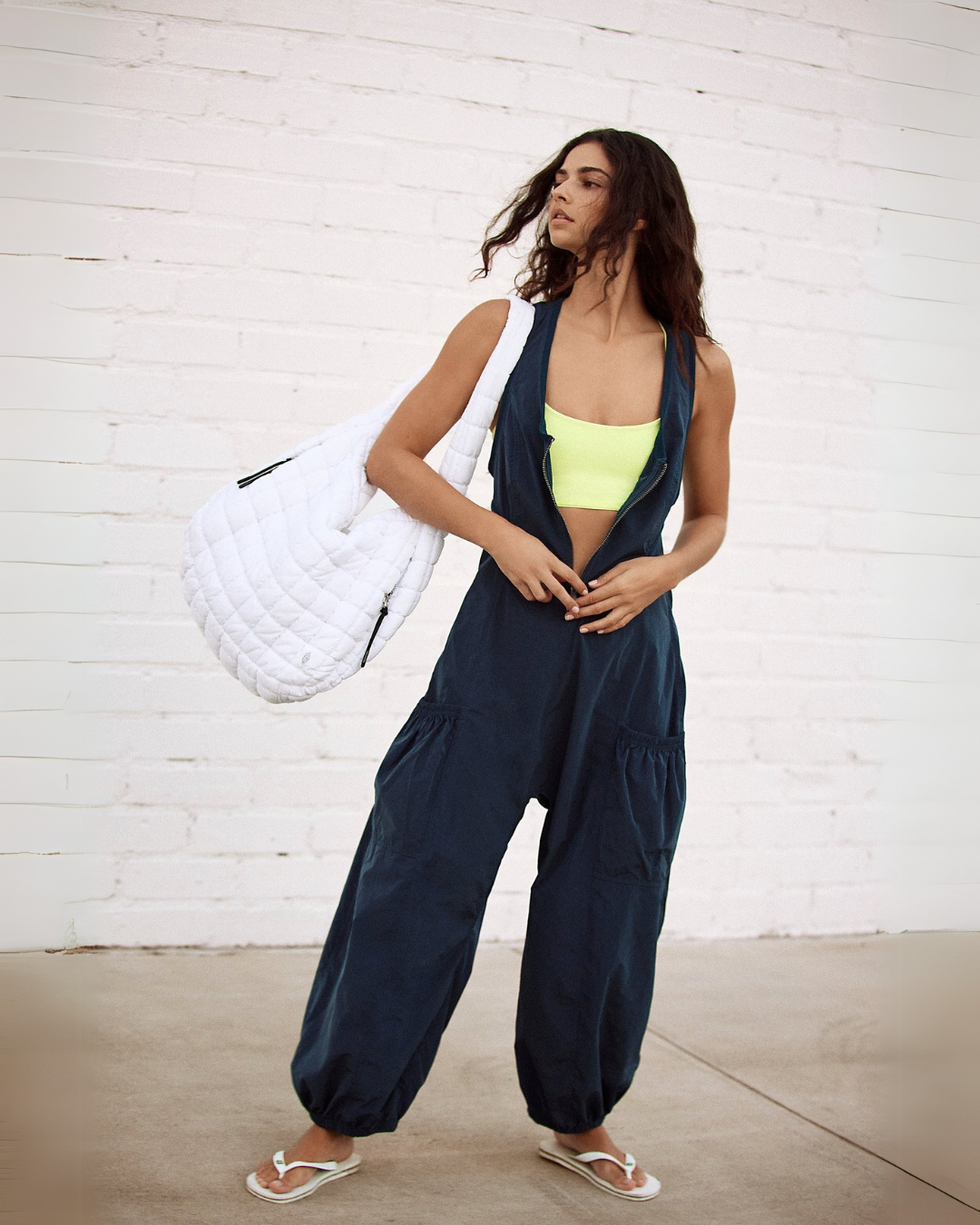 Macacão feminino sem mangas com fecho de correr e bolsos espaçosos