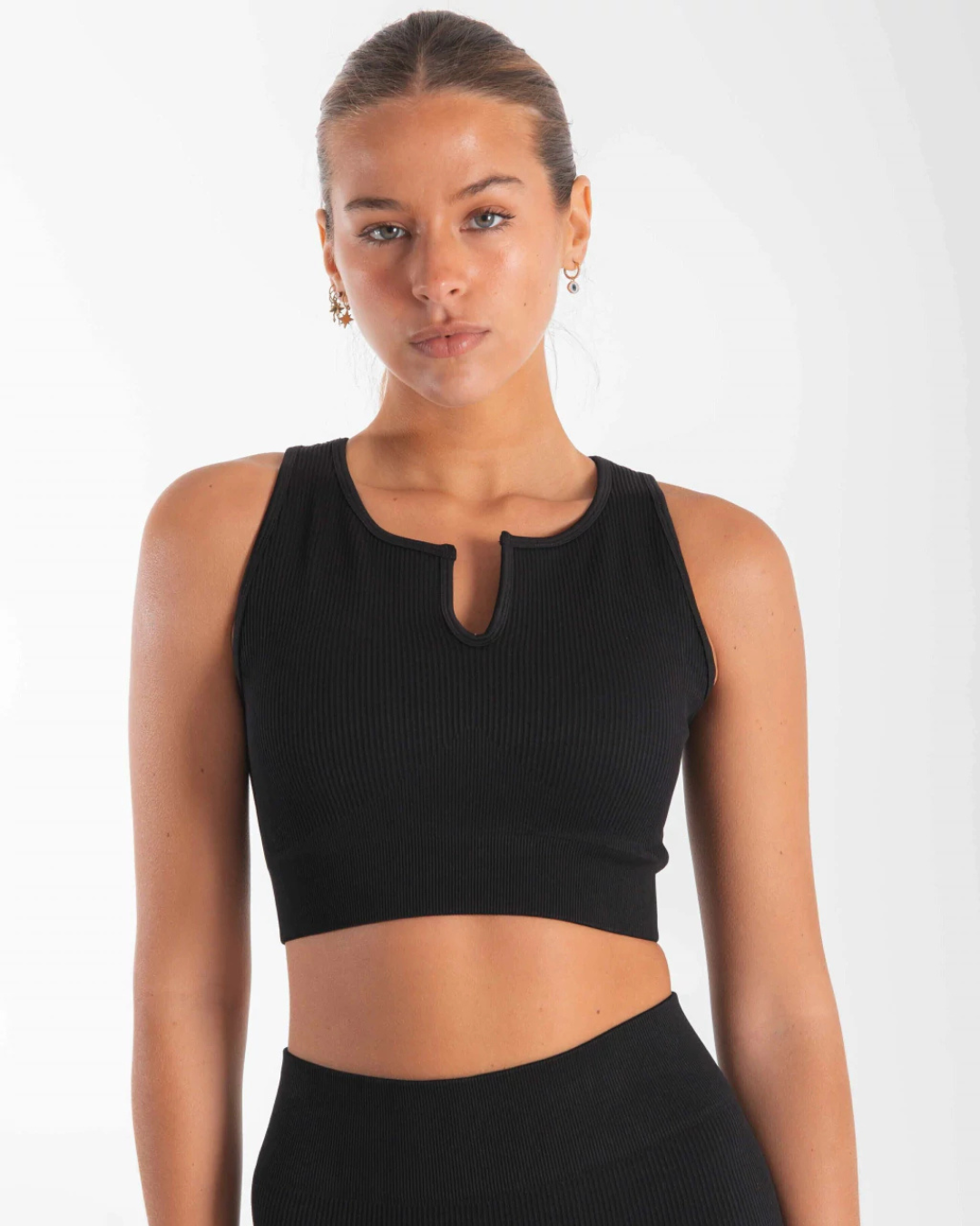 Top desportivo com design canelado e decote original em U para mulheres