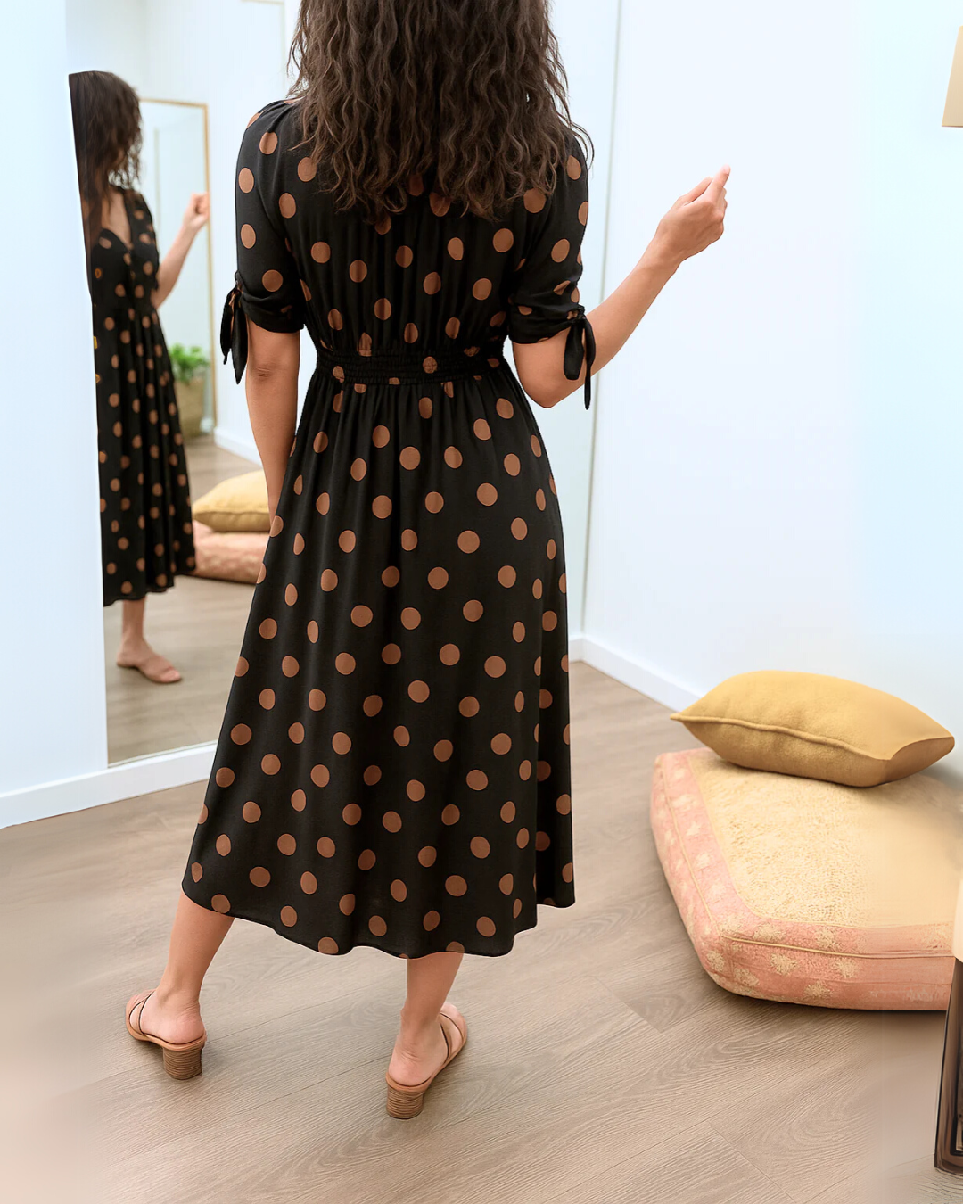 Vestido de bolinhas com decote em V cruzado