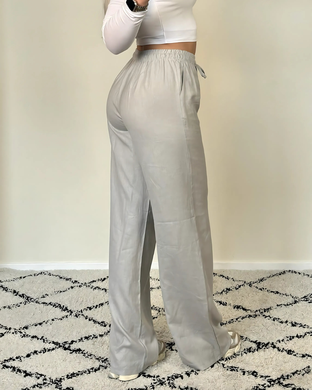 Calças largas em tecido elástico com um corte confortável