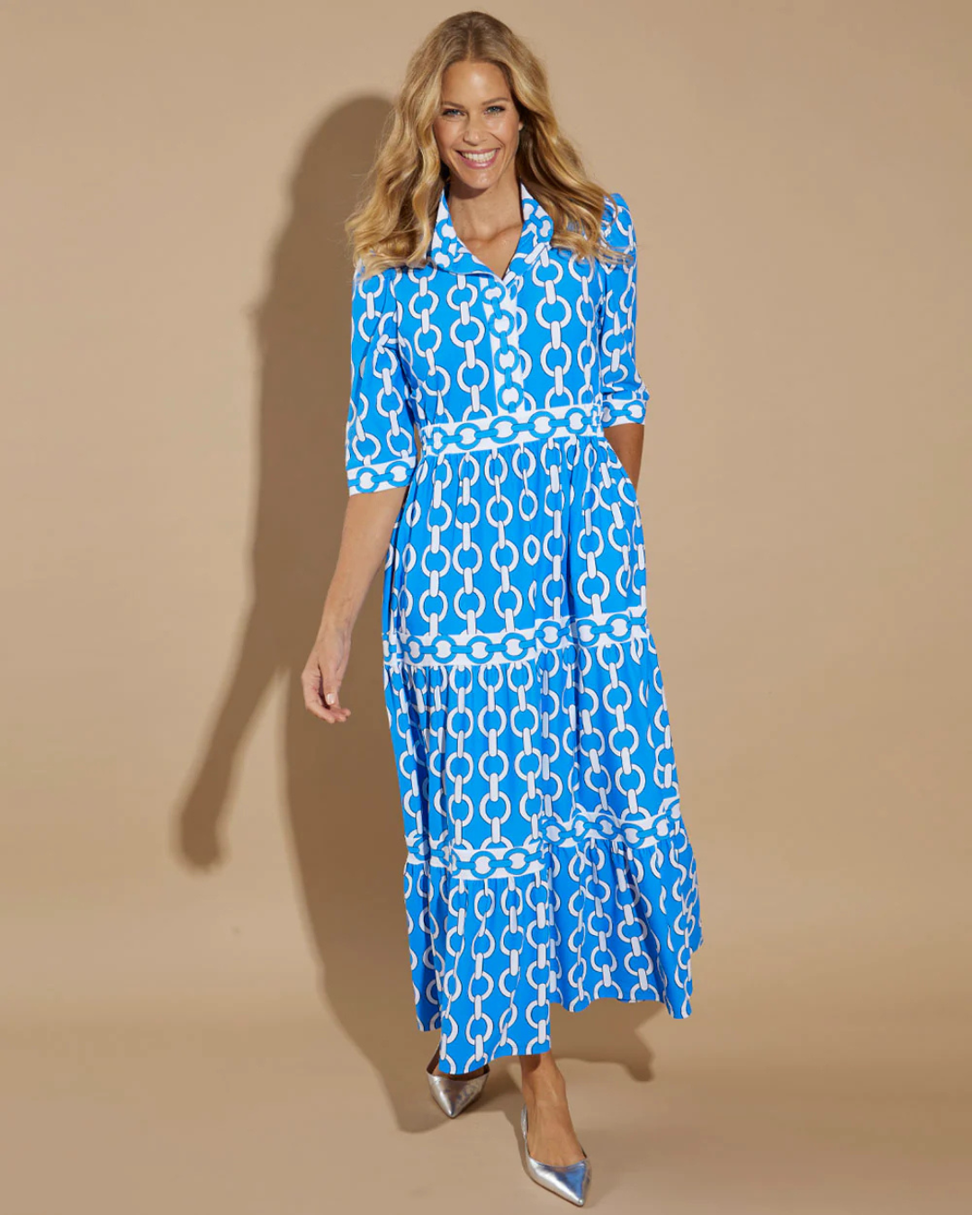 Vestido comprido de mangas curtas com estampado de correntes