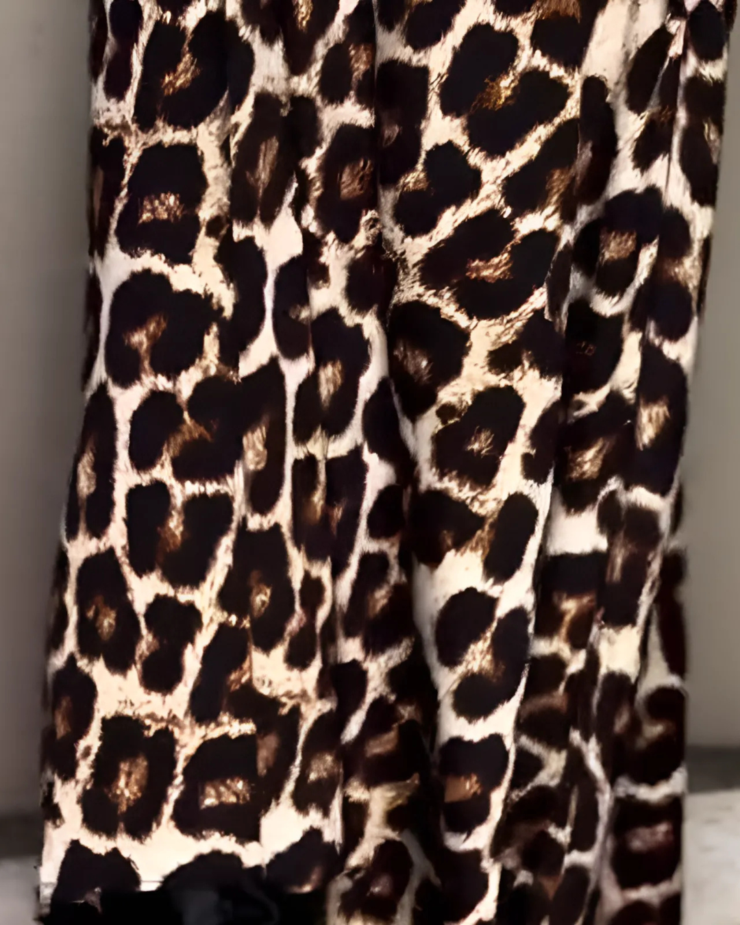 Vestido de renda com estampado leopardo e decote em V para mulher