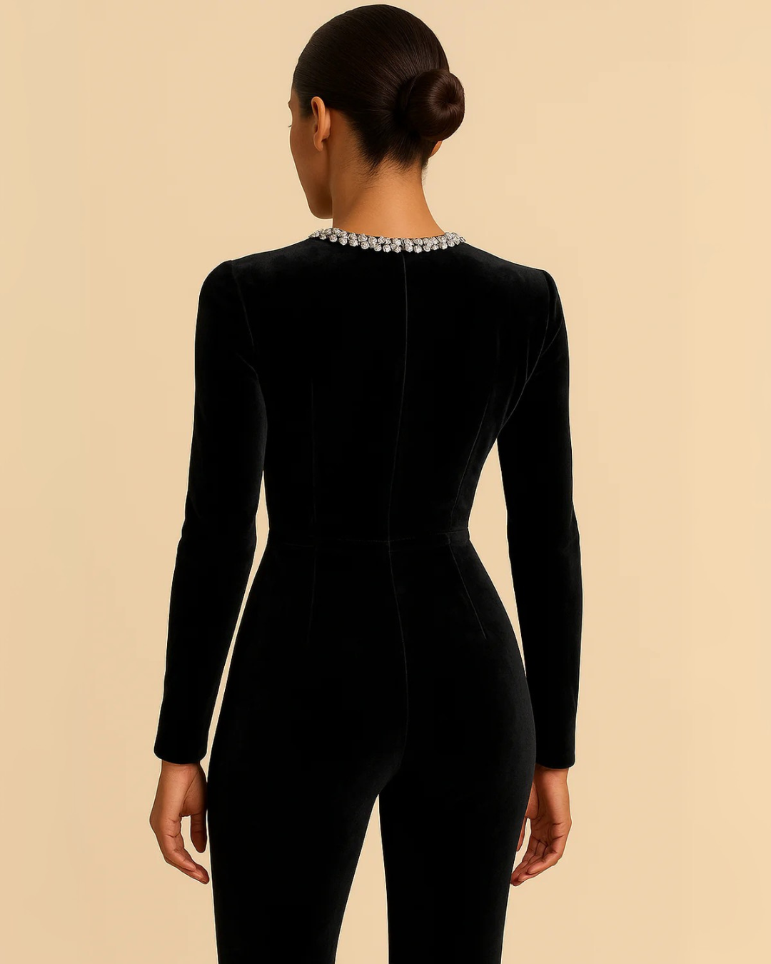 Macacão de veludo com adornos florais