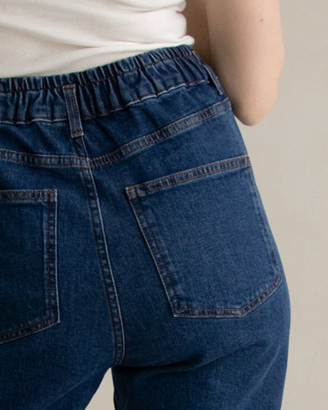 Calças de Cintura Elástica e Bainha Enrolada Mom Fit para Mulher