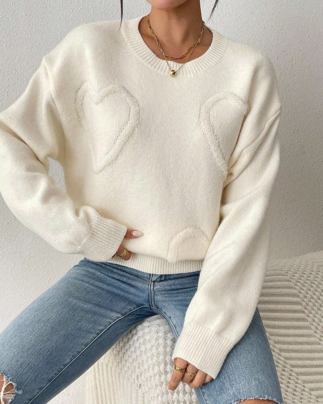 Camisola de Gola Redonda com Ombros Descaídos em Design Clássico de Coração