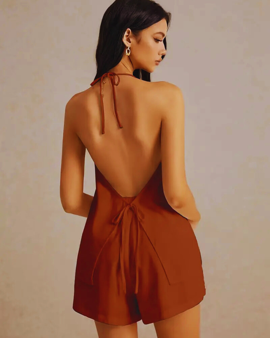 Conjunto de duas peças composto por top com cordões e calções lisos