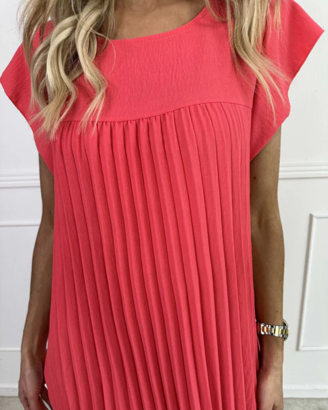 Vestido comprido plissado com mangas franzidas