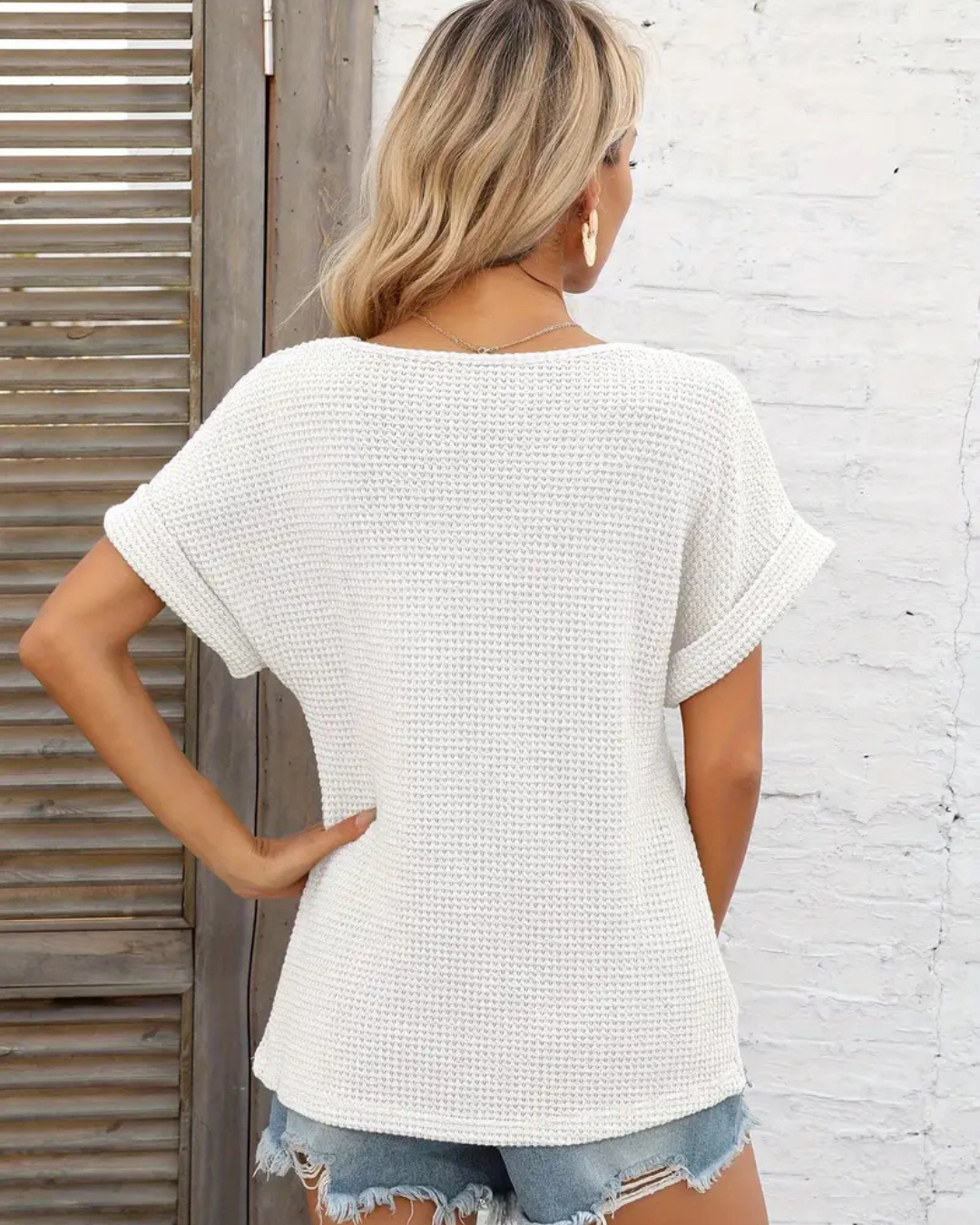 Top de Malha com Decote em V e Botões Decorativos para um Estilo Casual com uma Textura Acolhedora