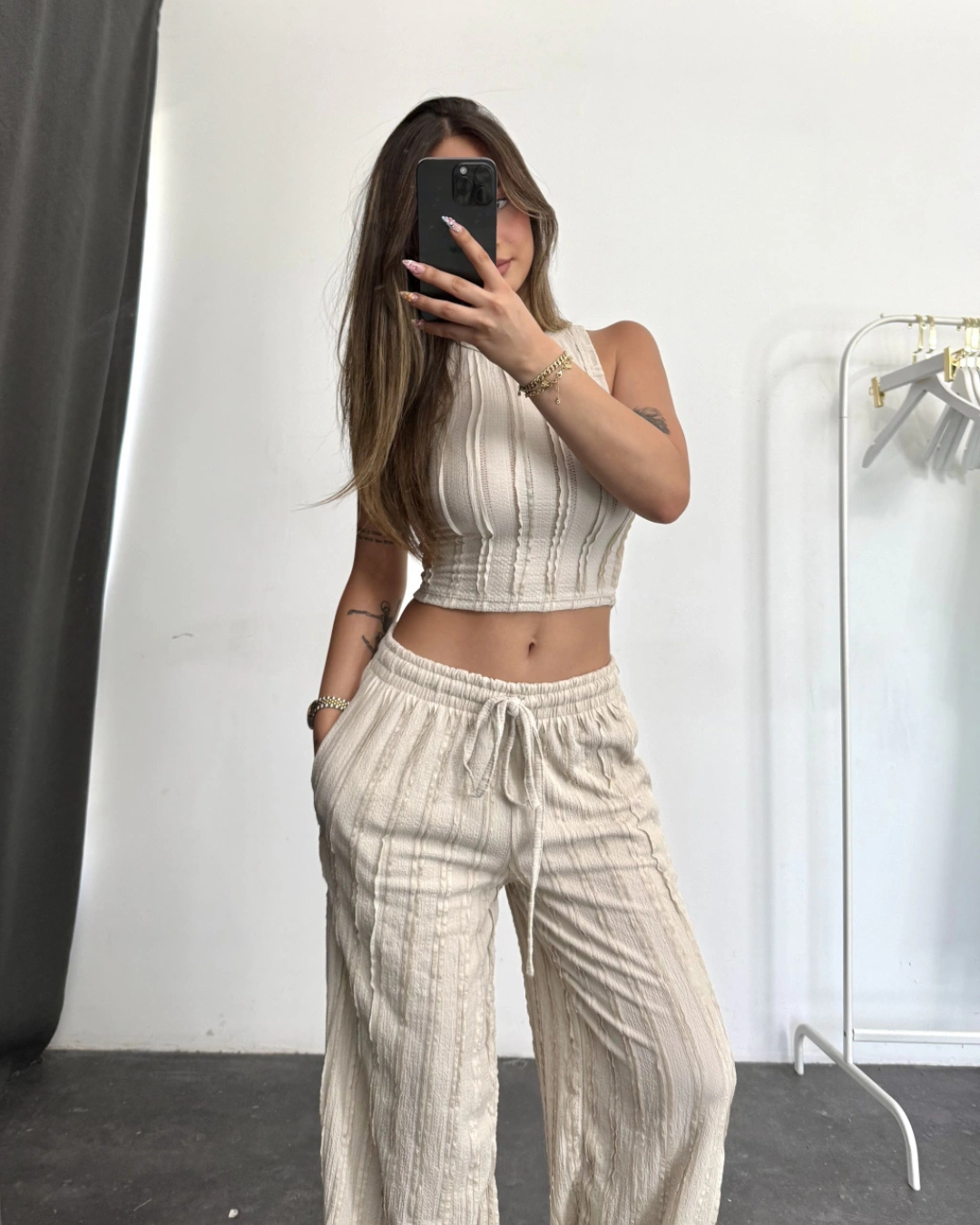 Conjunto de duas peças com top e calças largas elásticas para mulher