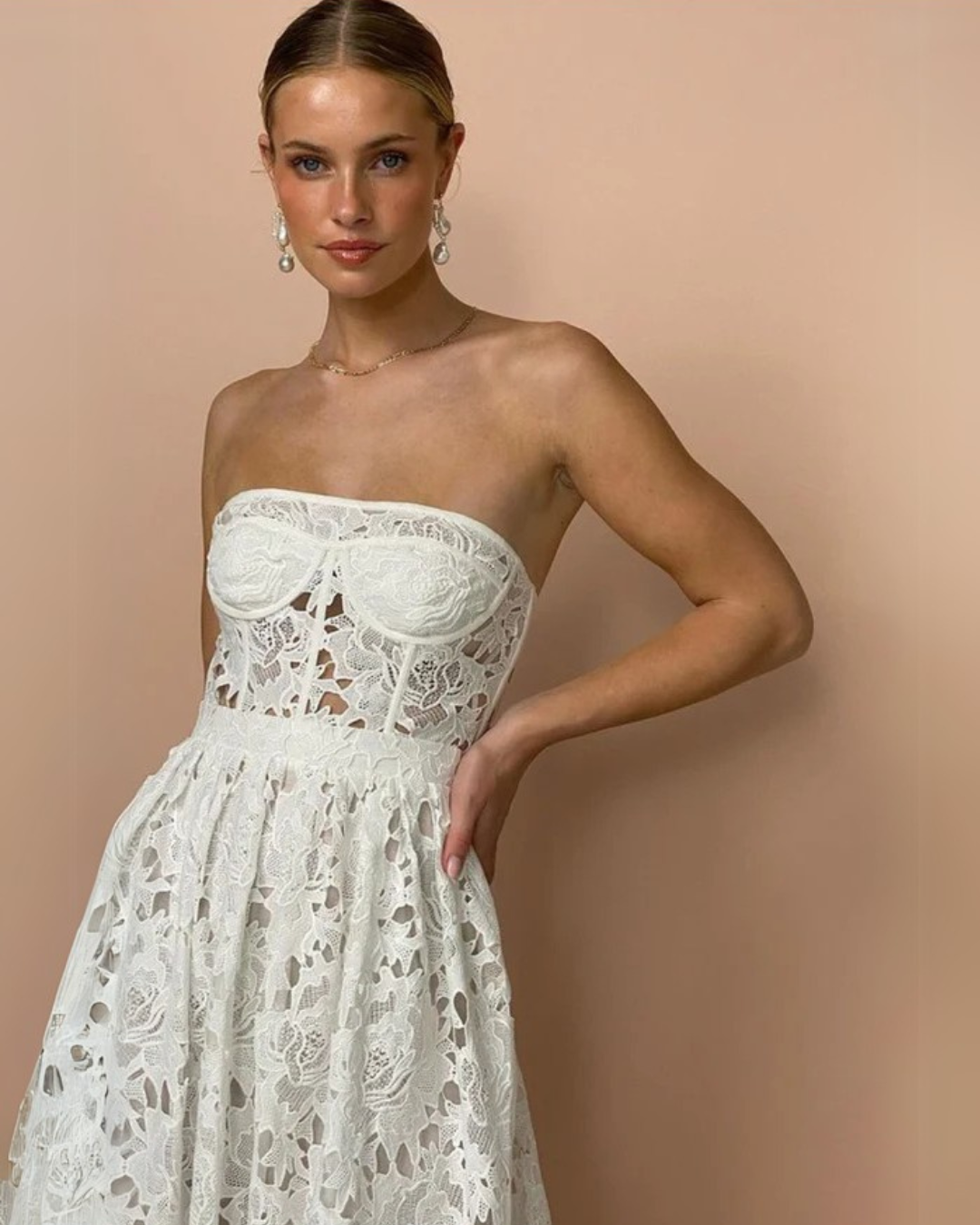 Vestido de renda elegante sem alças