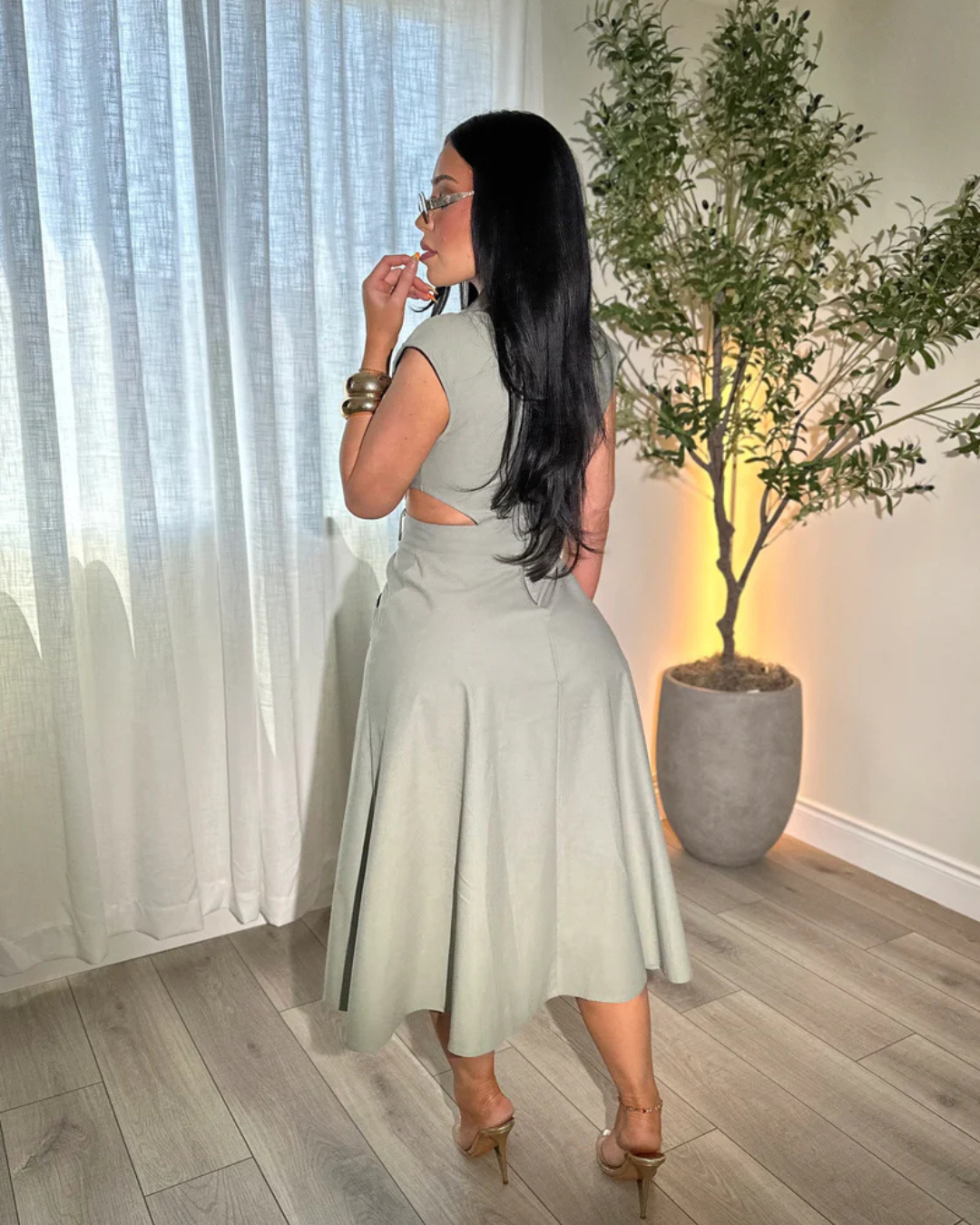 Vestido elegante sem mangas com botões decorativos