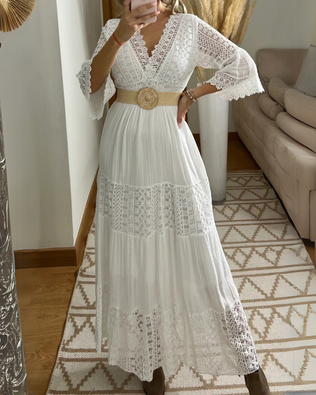 Vestido comprido de renda branco com mangas largas e design romântico