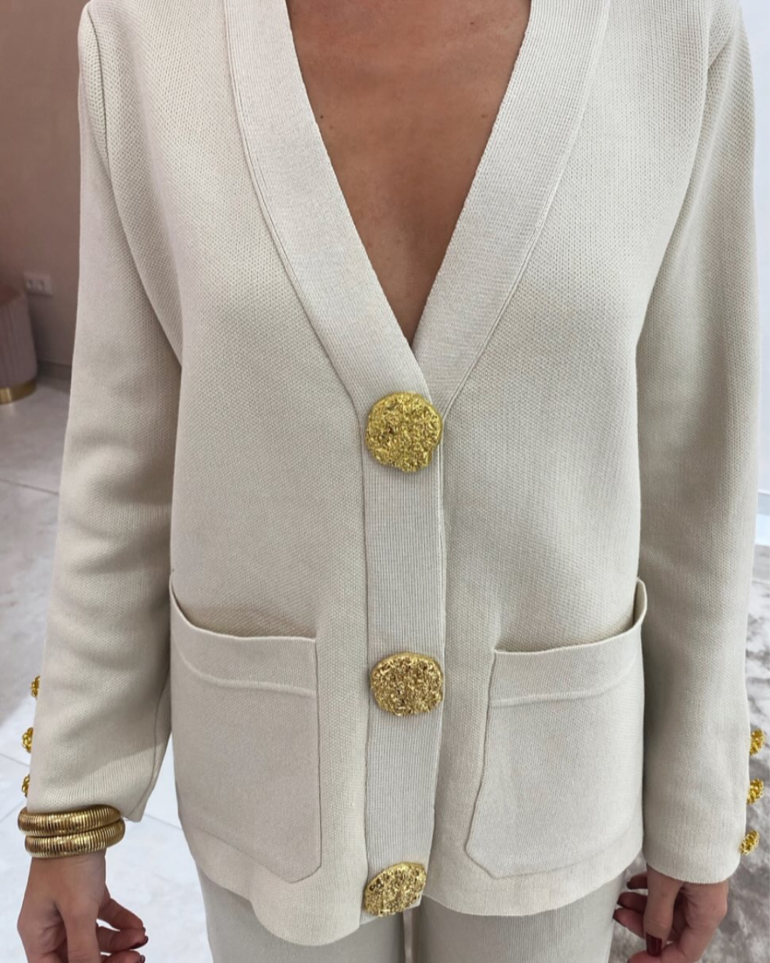 Conjunto de camisola de lã com botões metálicos e calças largas para mulher