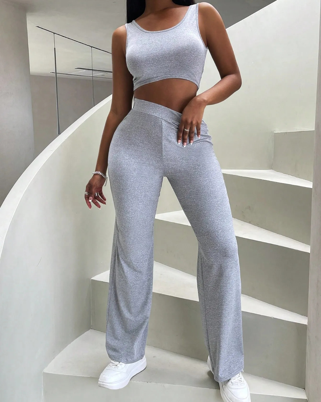 Conjunto desportivo de duas peças com camisola e calças