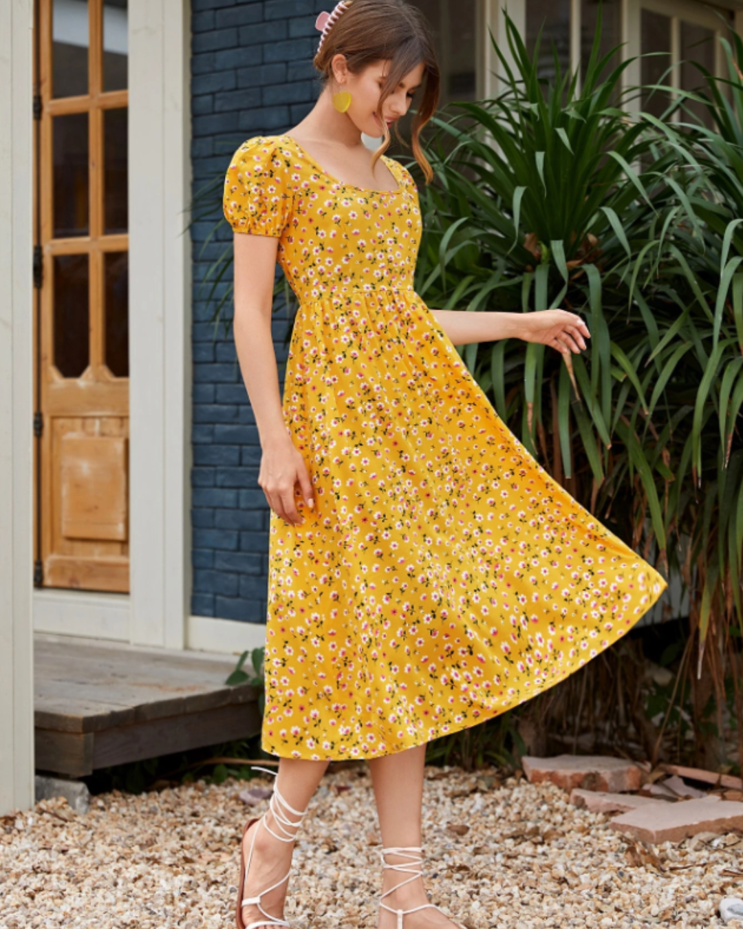 Vestido estampado com decote quadrado e corte império