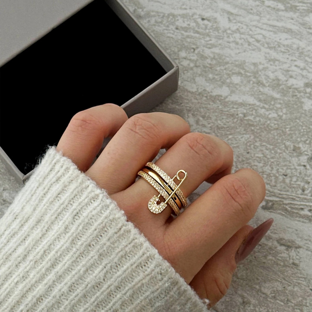 Anel de banda brilhante com alfinete decorativo