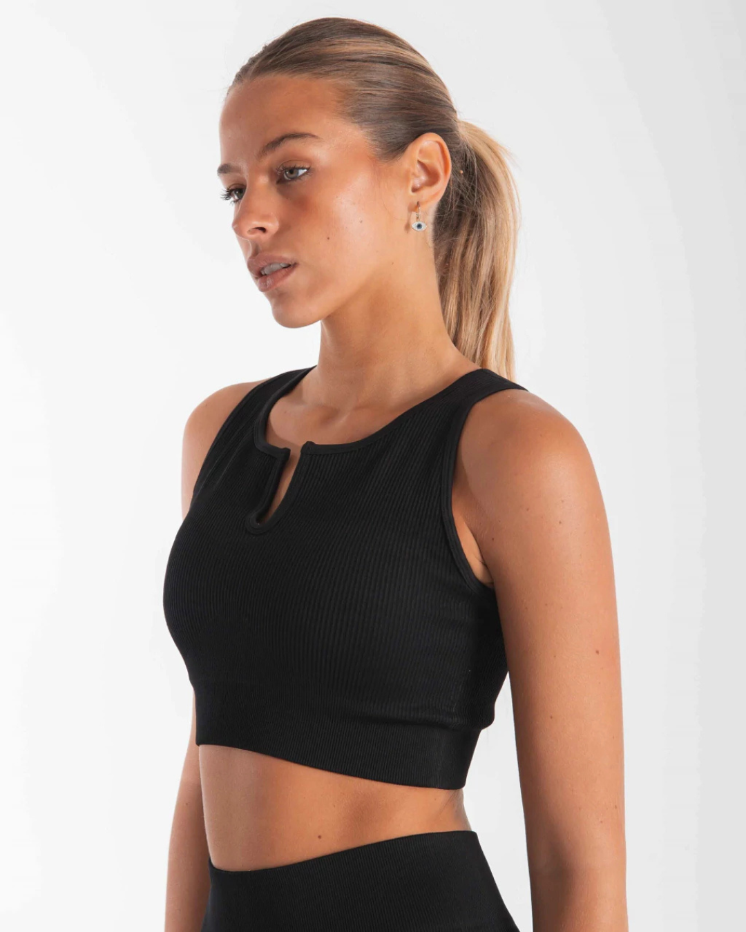 Top desportivo com design canelado e decote original em U para mulheres