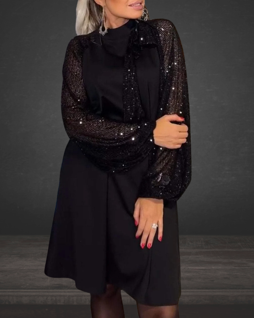 Vestido Feminino com Gola Atada e Lantejoulas