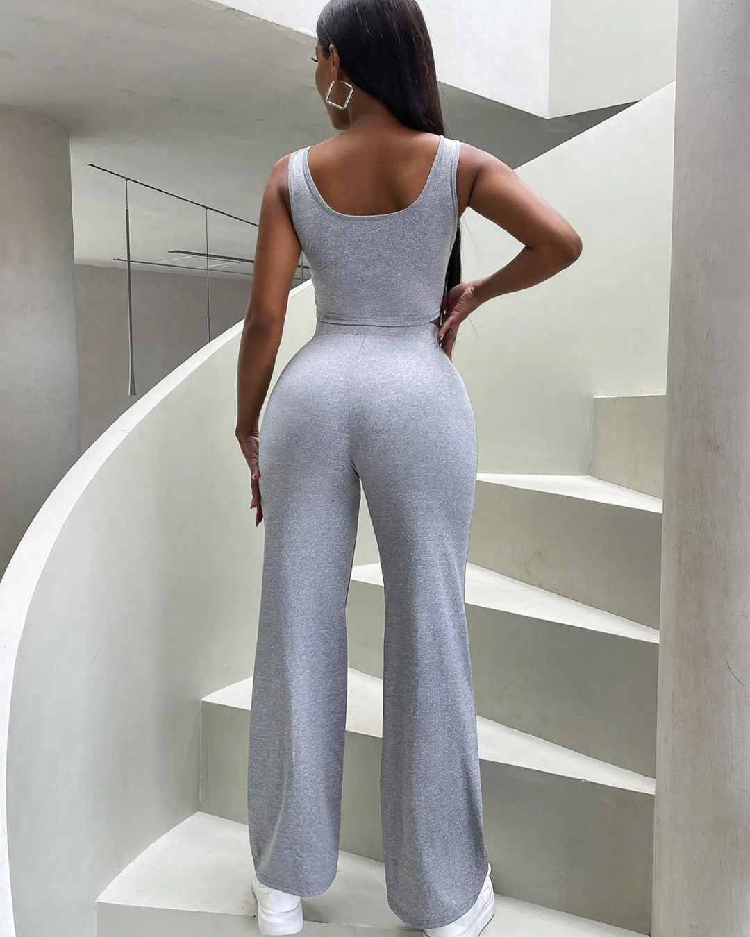 Conjunto desportivo de duas peças com camisola e calças