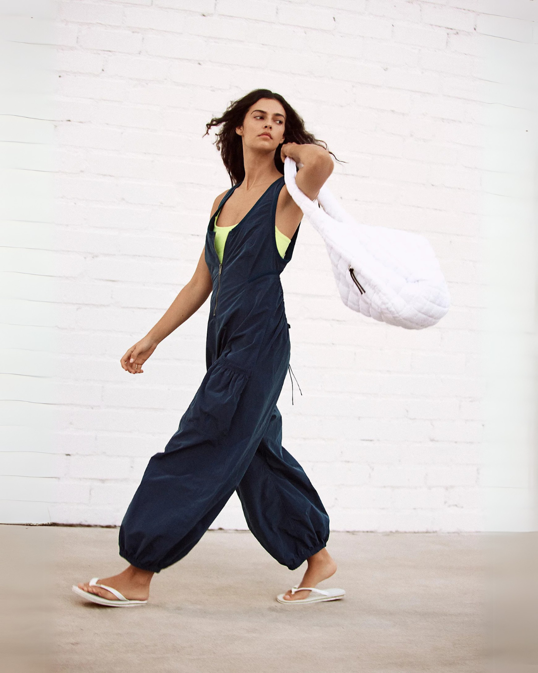 Macacão feminino sem mangas com fecho de correr e bolsos espaçosos