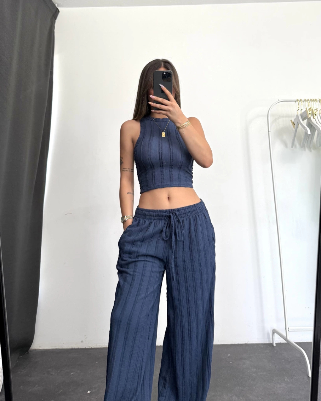 Conjunto de duas peças com top e calças largas elásticas para mulher